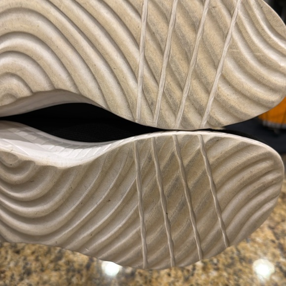 Two pair men’s sketchers shoes - Picture 8 of 9